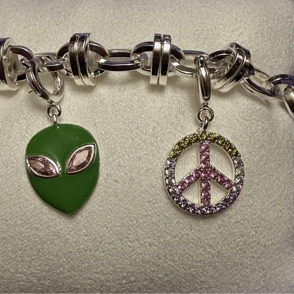 Bomb Party ‘Galactic & Groovy’ Silver Charmelier with Green Alien - Picture 3 of 5